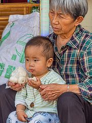 Oma und Enkel