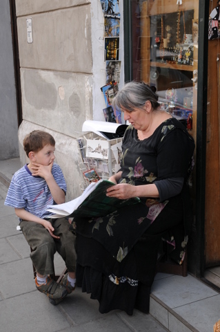 Oma und Enkelkind in Krakau