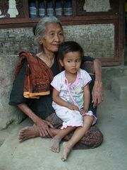 Oma und Kind in Indonesien