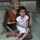Oma und Kind in Indonesien