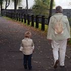 Oma und Max im Gleichschritt