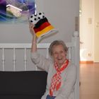 Oma unterstützt unsere Nationalmannschaft