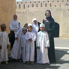 Oman 2004 Lehrerin mit Schüler in Nizwa