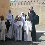 Oman 2004 Lehrerin mit Schüler in Nizwa