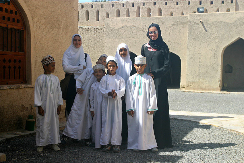 Oman 2004 Lehrerin mit Schüler in Nizwa