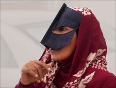 Omani Frau mit Gesichtsmaske