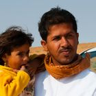 Omani mit Mädchen