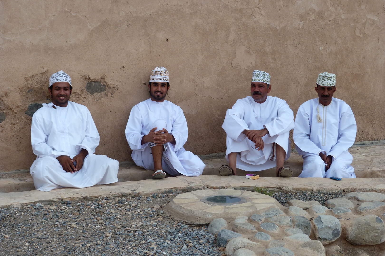 Omani vor dem Fort Bahla