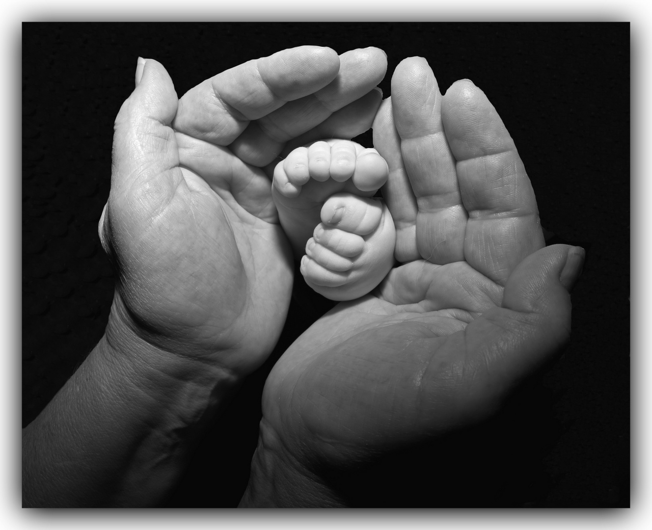 Omas Hände und Enkel Füße Foto & Bild kinder, babies, indoor Bilder