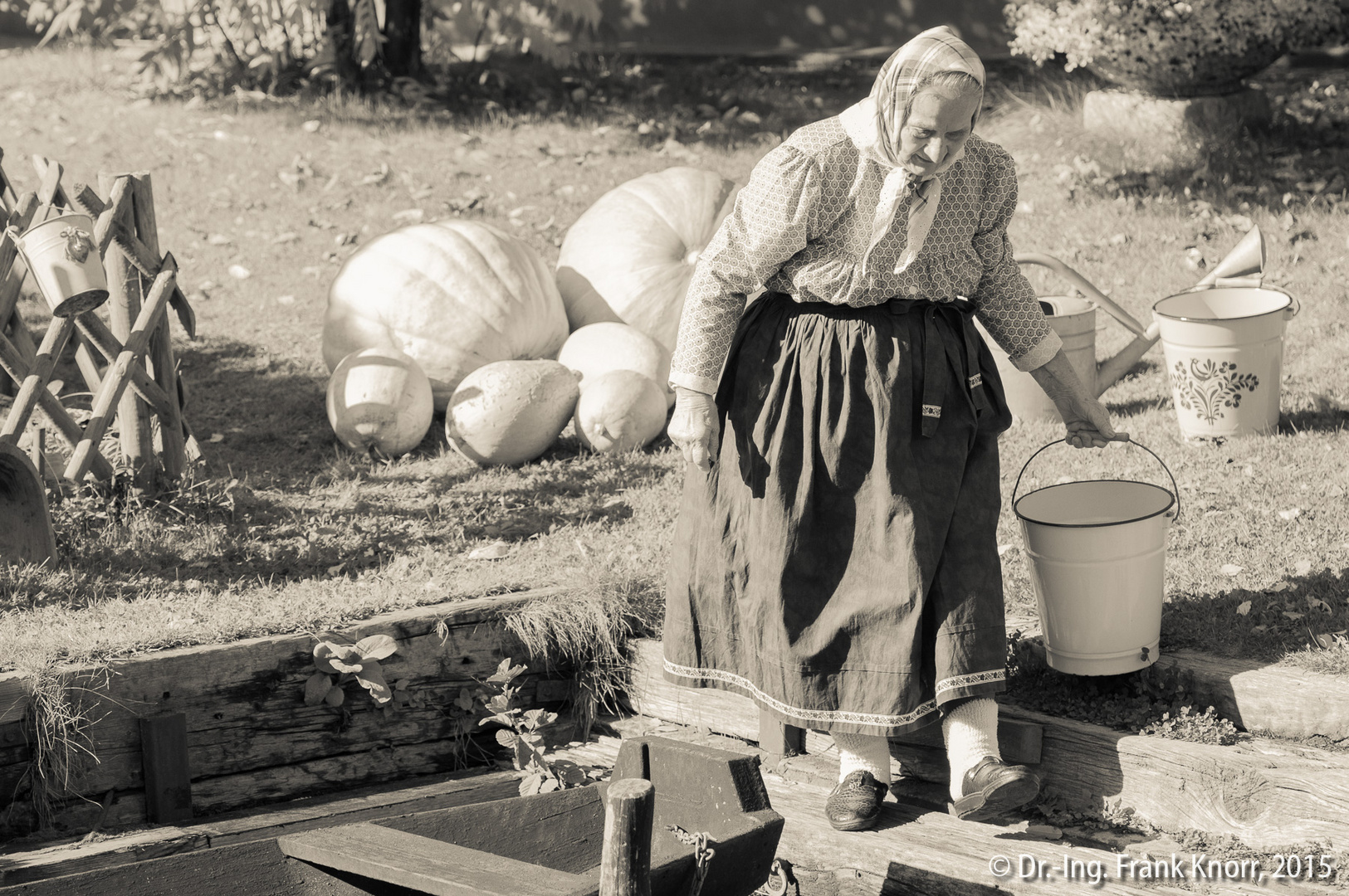Oma's Waschtag Foto & Bild | erwachsene menschen, menschen im alter ...