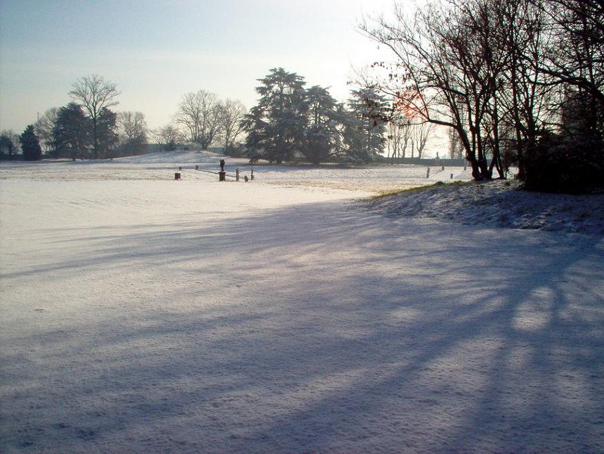 Ombra colorata su un mare di neve