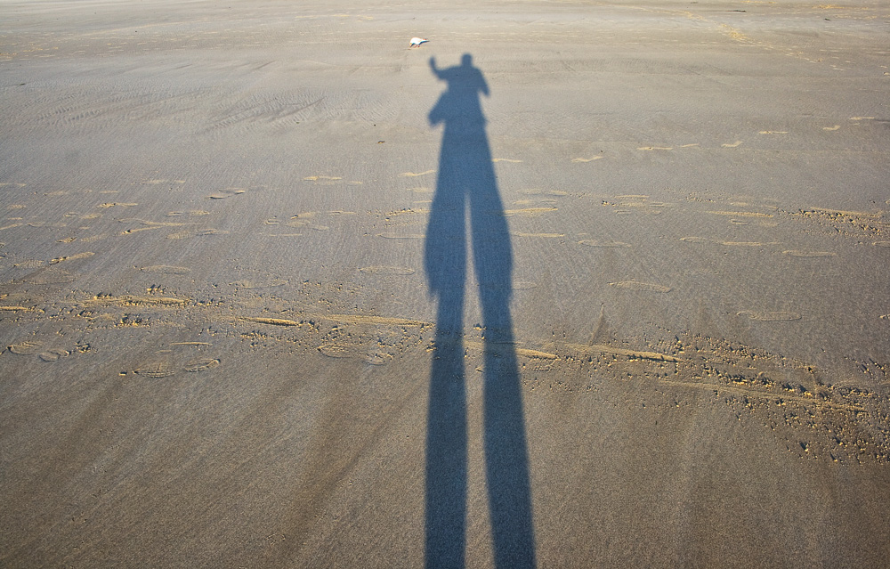 Ombre du photographe sur une plage en Bretagne