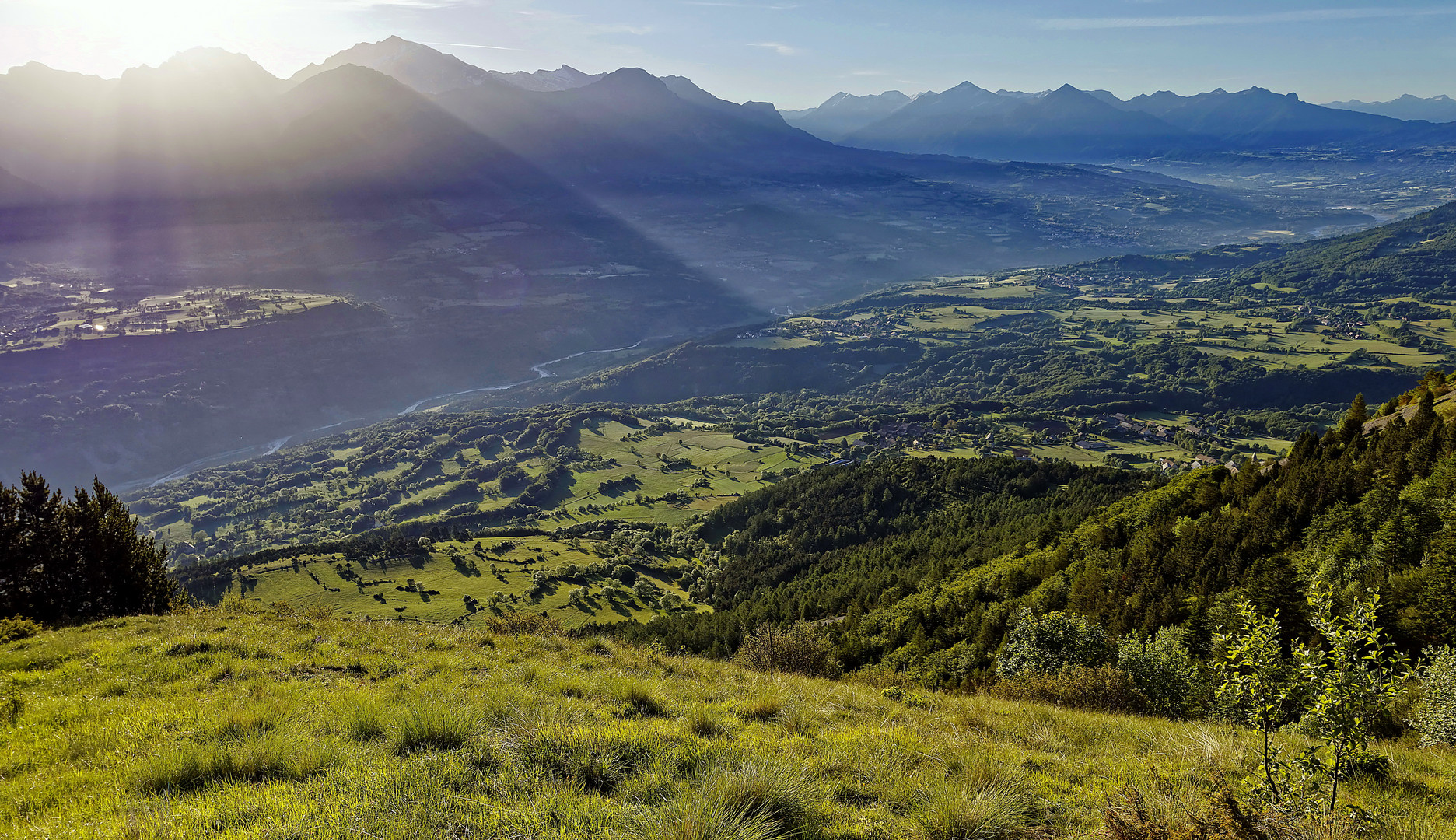 Ombre et lumière matinales sur la vallée du Drac... ( Hautes-Alpes )