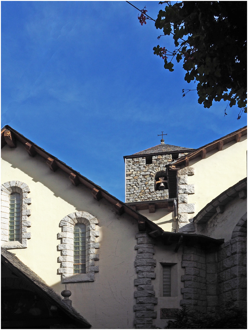 Ombre et lumière sur l’Eglise Saint-Estève (XIIème)  --  Andorre-la-Vieille