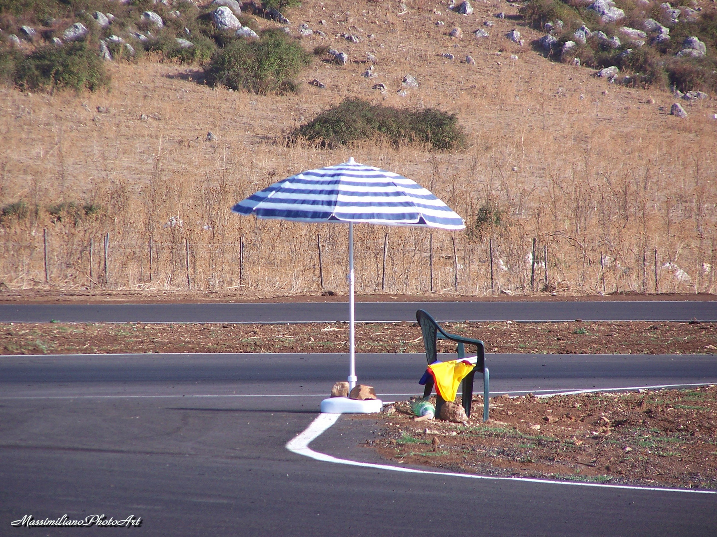 Ombrellone solitario in pista