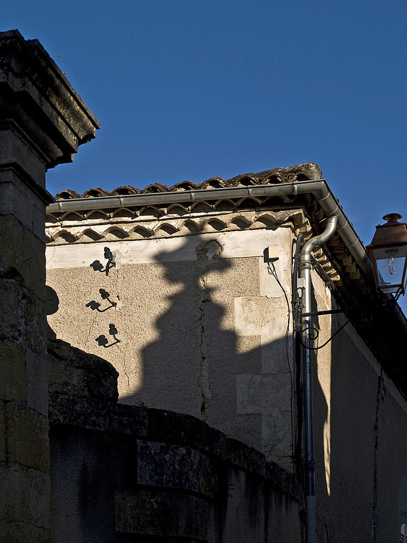 Ombres et lumière dans une rue de Condom   --  Licht und Schatten in einer Strasse von Condom