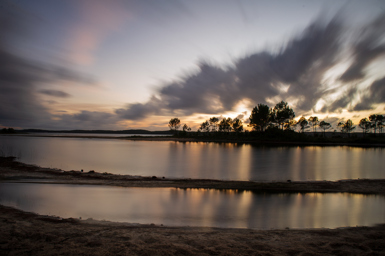 ombres et lumières  sur le lac en fin de jour 