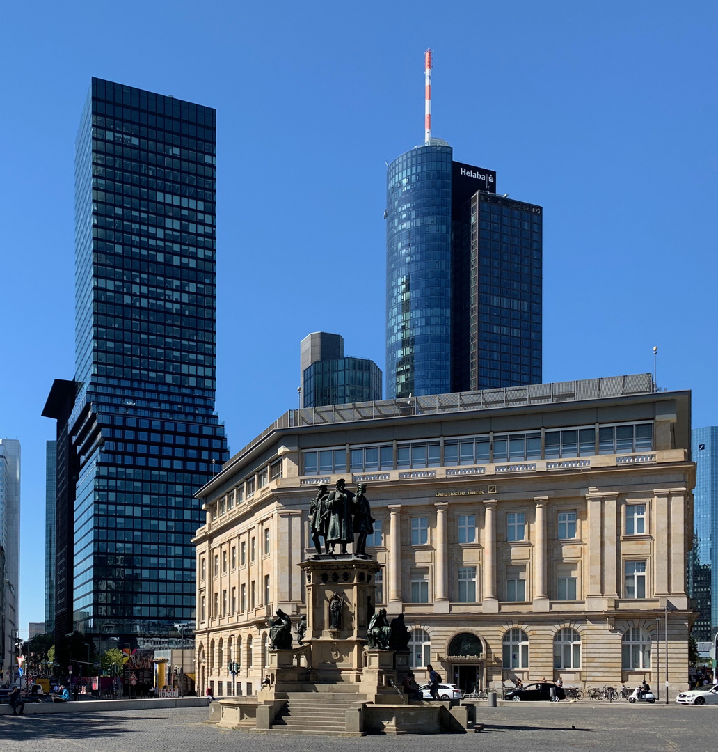 Omniturm und ehrwürdiges Bankhaus in Frankfurt am Main