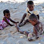 on joue dans le sable