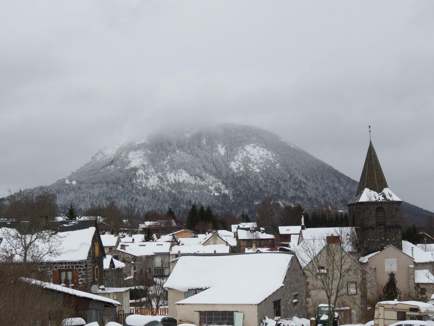 On ne voit pas le sommet du Puy de Dôme..