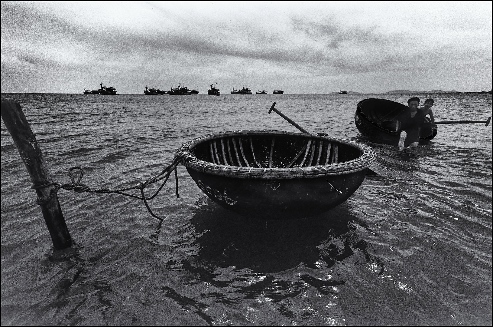 On the beach in Vietnam: Beiboote aus Korbgeflecht