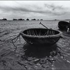 On the beach in Vietnam: Beiboote aus Korbgeflecht