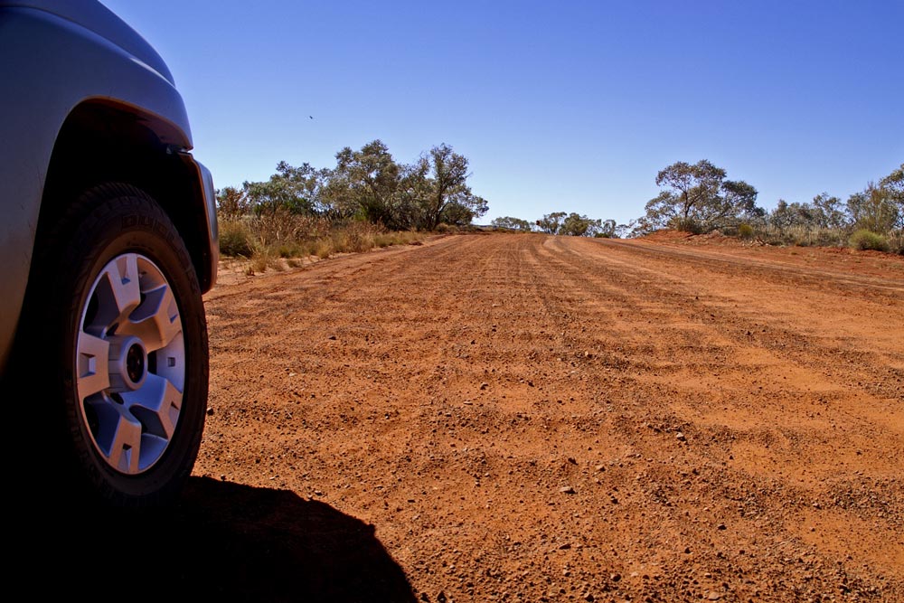 on the road again...unsealed road zwischen kings canyon und alice springs