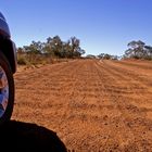 on the road again...unsealed road zwischen kings canyon und alice springs