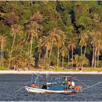 "on tour" mit Fischerboot an der Küste von Ko Chang