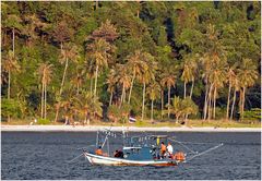 "on tour" mit Fischerboot an der Küste von Ko Chang