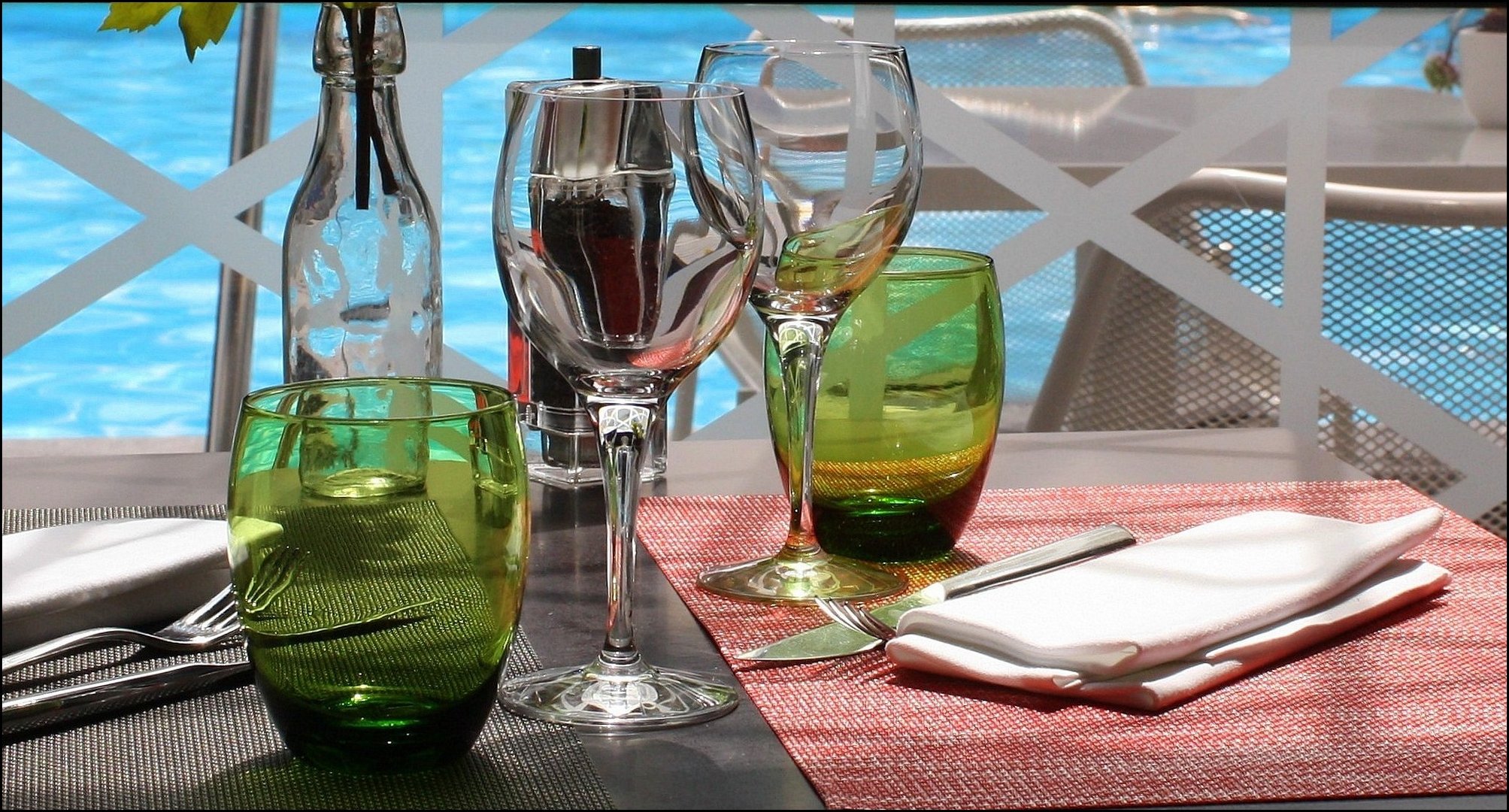 On va déjeuner au bord de la piscine?