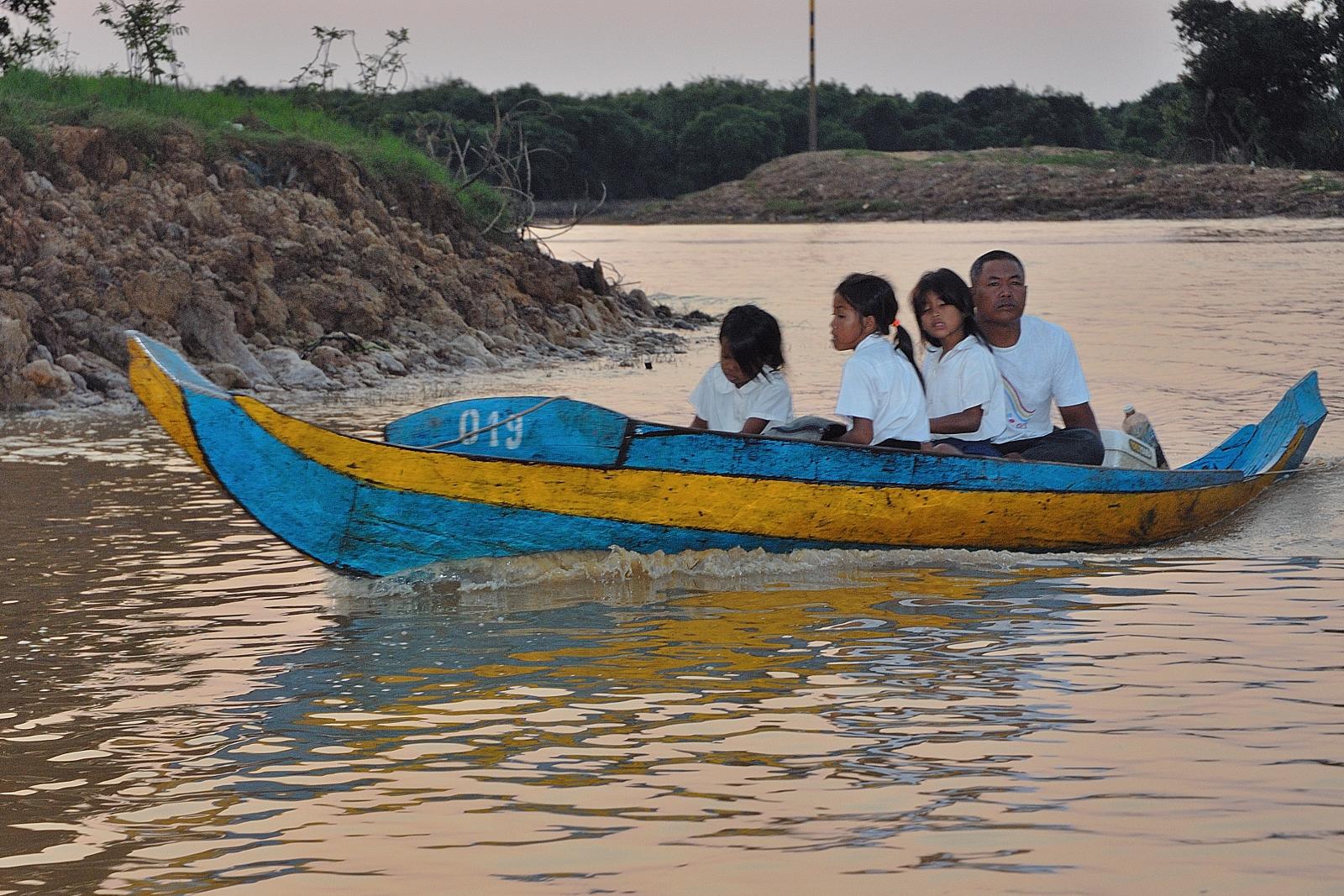 Oncoming traffic on Siem Reap river