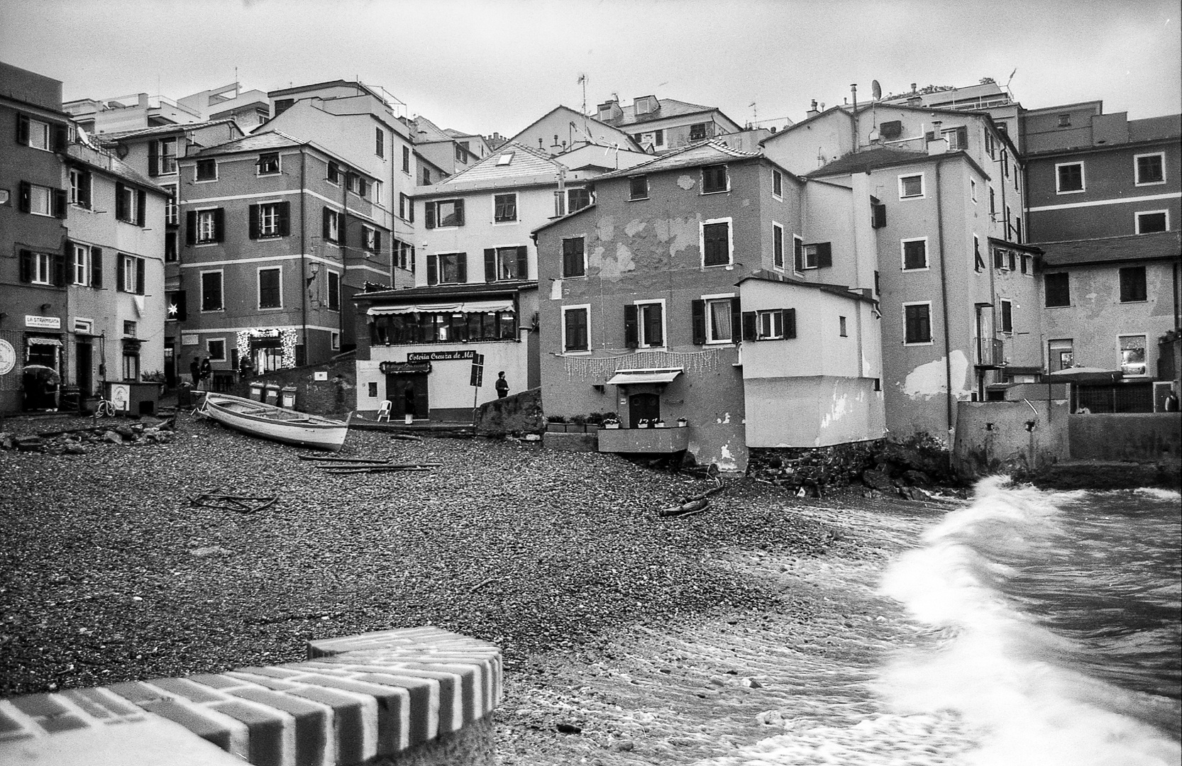 Onda di mare con onda di muro