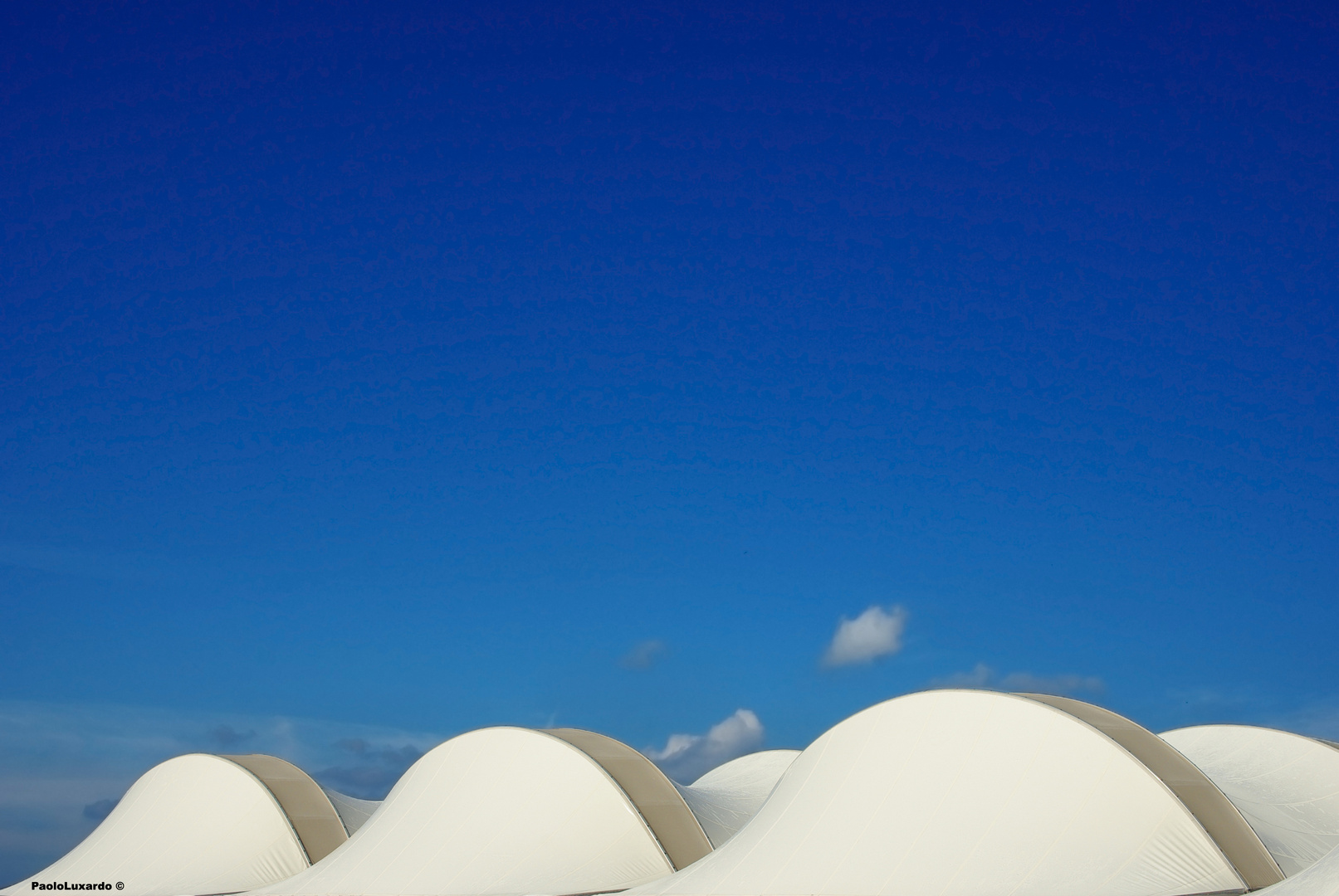 onde bianche nel cielo azzurro