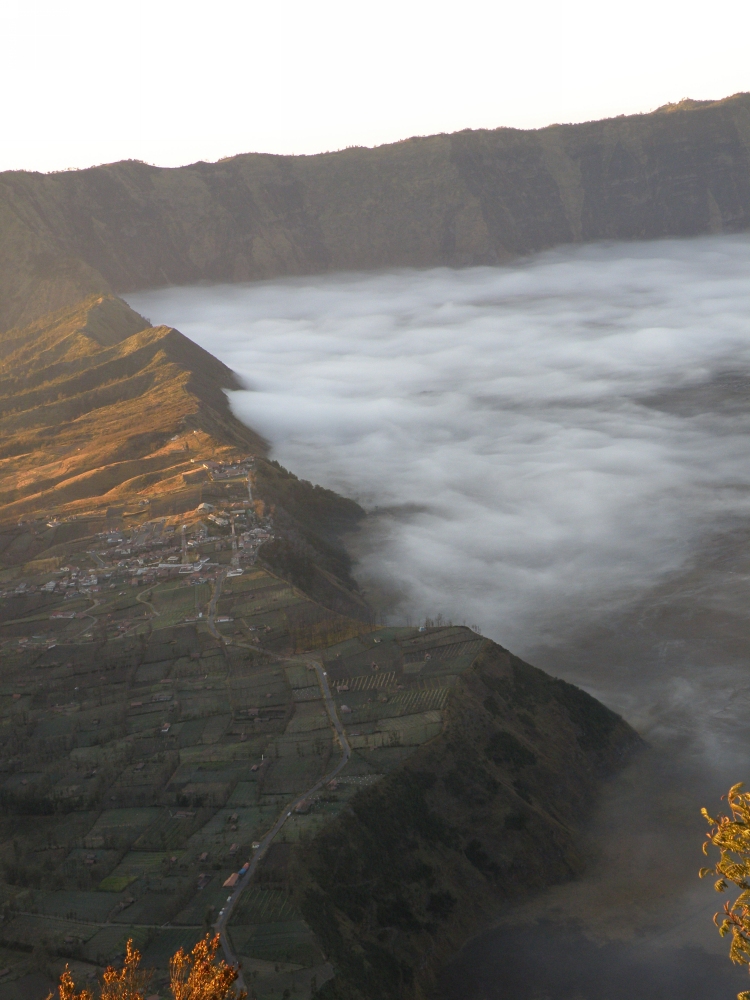 Onde di nuvole in un vulcano