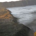 Onde di nuvole in un vulcano