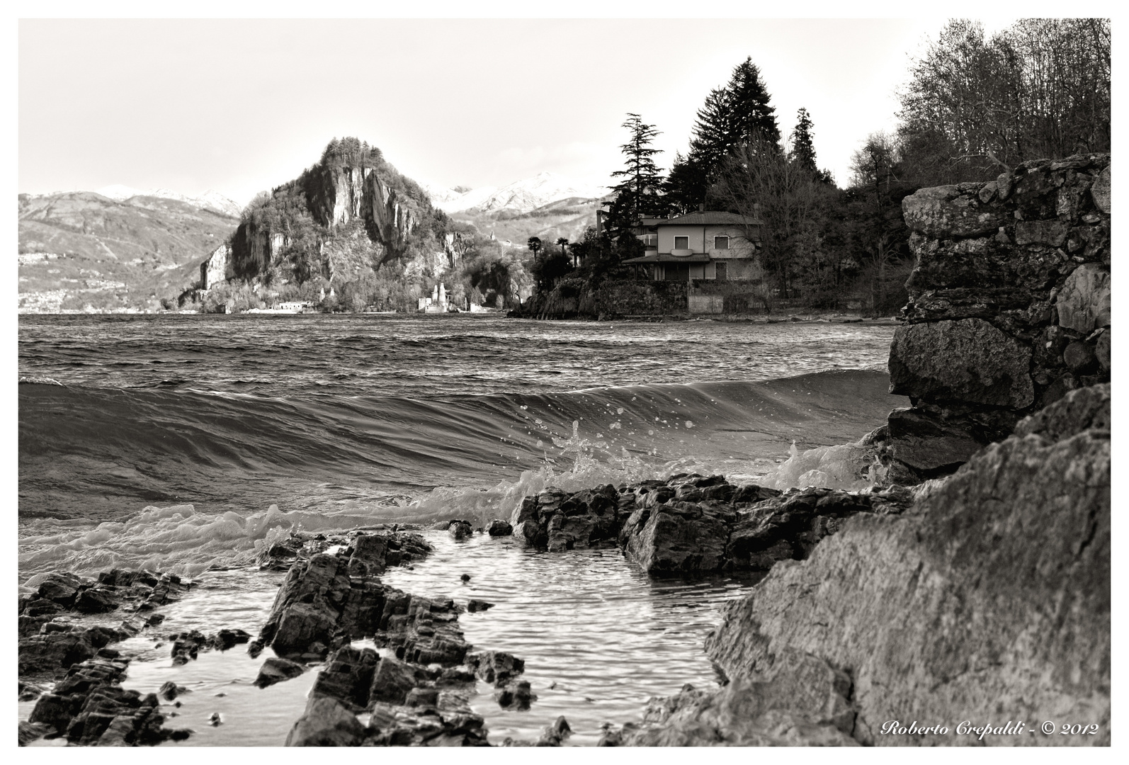 Onde sulla riva del lago, località 5 arcate, Castelveccana