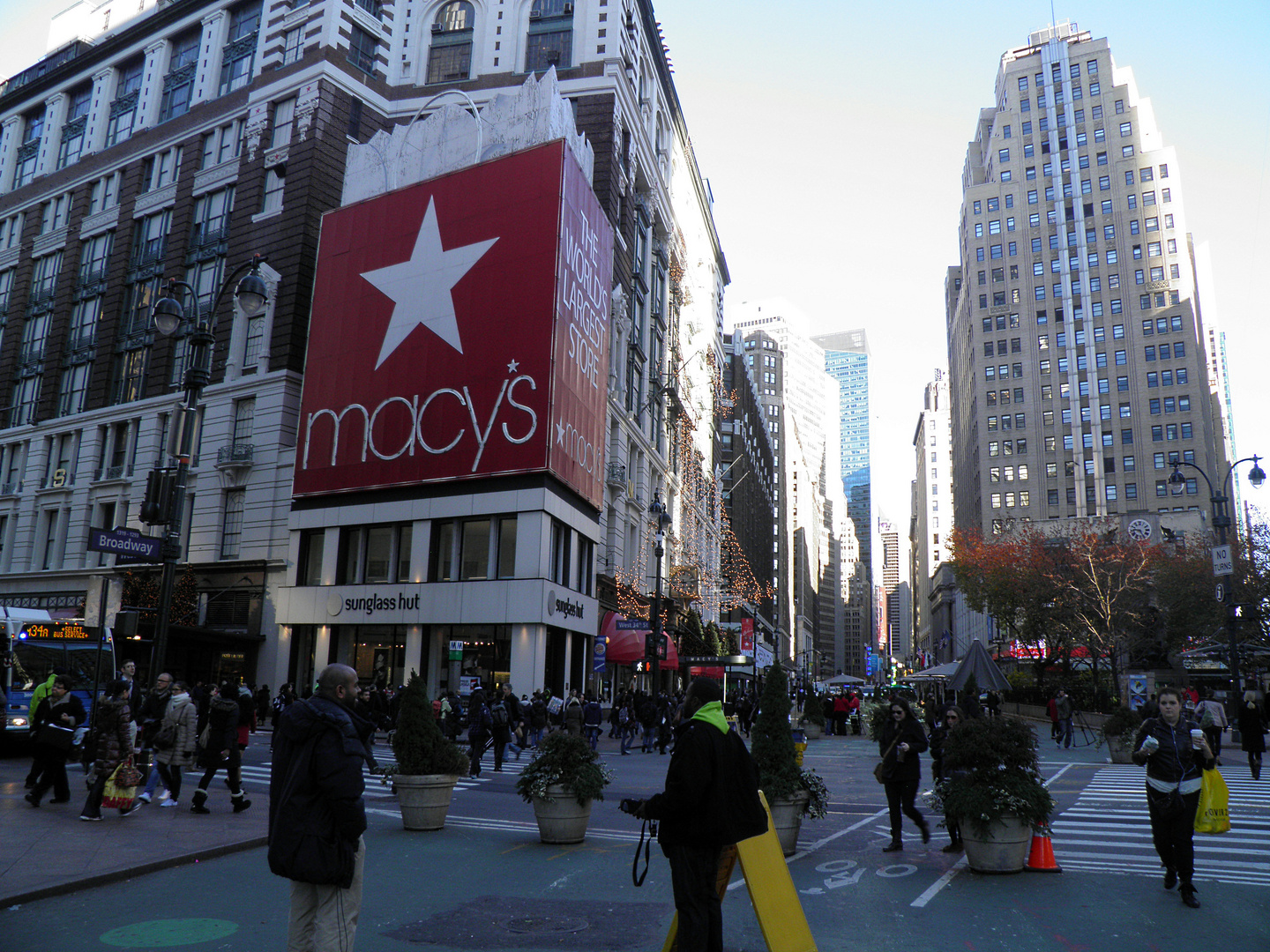 ONE EARLY DECEMBER MORNING IN MANHATTAN