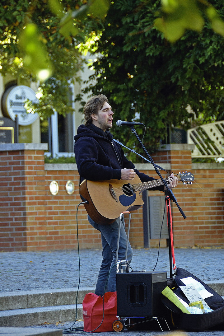 One man performance with acoustic guitar (Heringsdorf, Usedom)