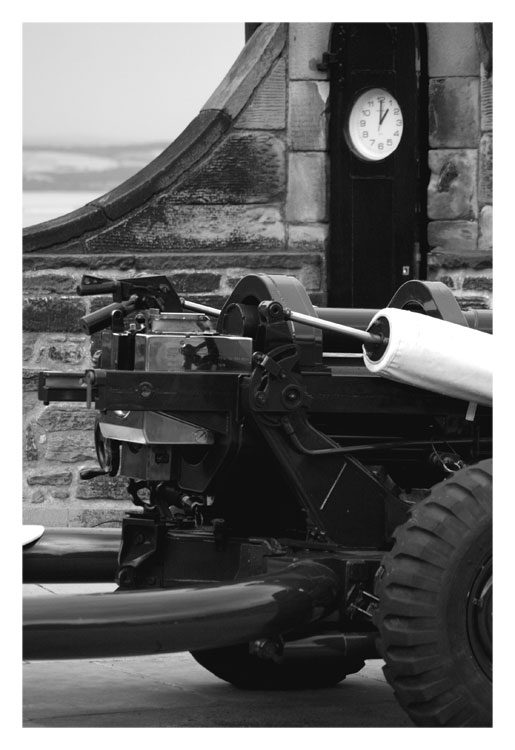 one o'clock gun --- edinburgh castle