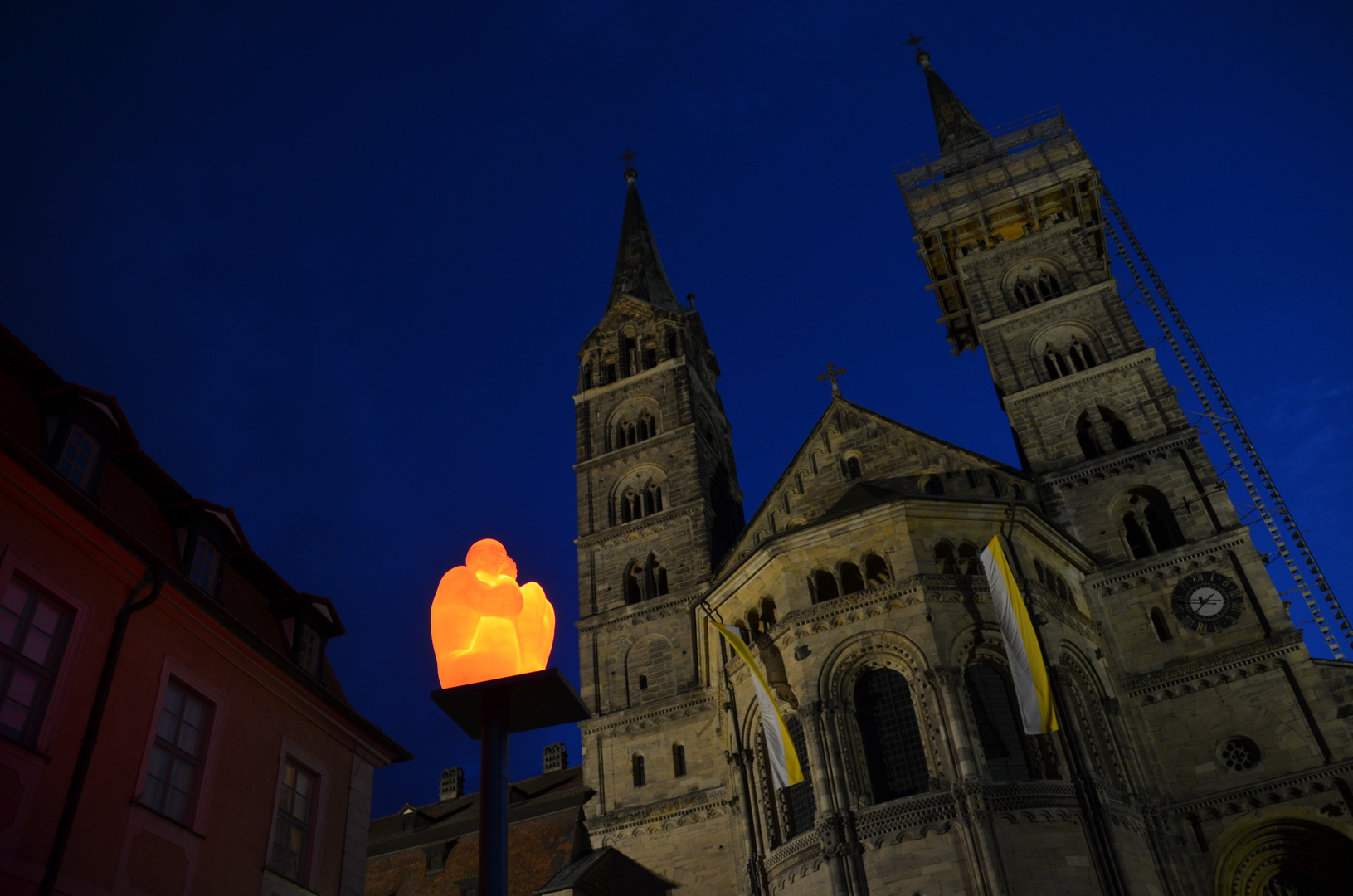 'One poet' von Jaume Plensa zur Blauen Stunde