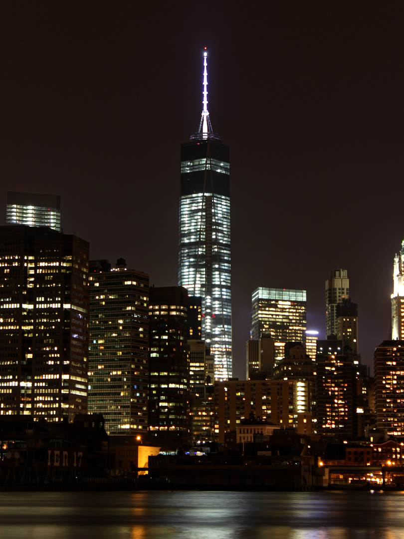 One World Tower bei Nacht