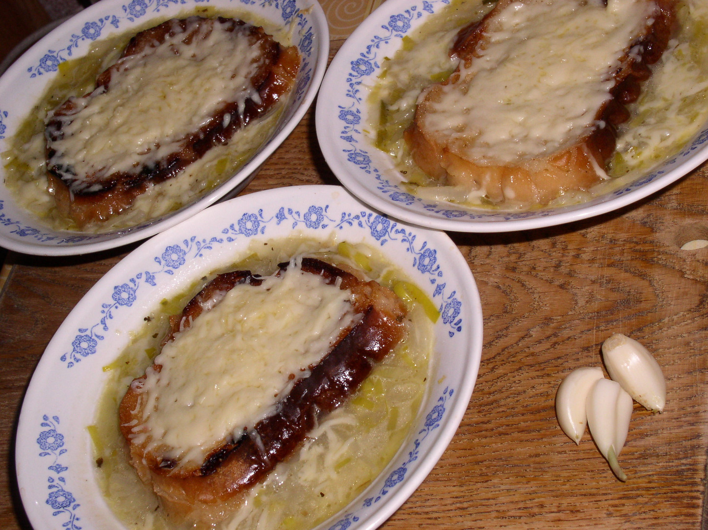 onion soup with toasts