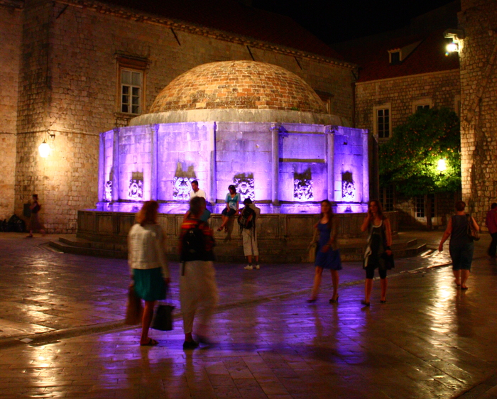 Onofrio-Brunnen in Dubrovnik bei Nacht