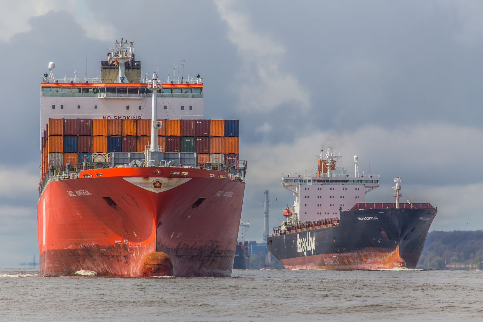 OOCL MONTREAL und MILAN EXPRESS einlaufend Hamburger Hafen