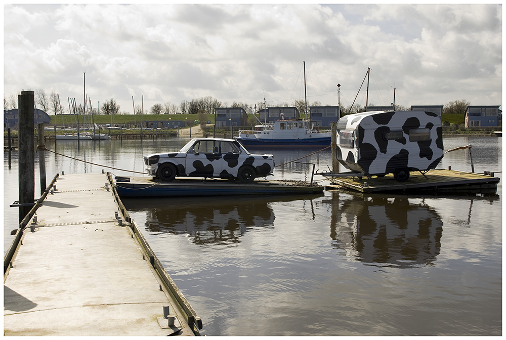 Oostmahorn, Wohnwagen auf dem Wasser