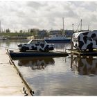 Oostmahorn, Wohnwagen auf dem Wasser