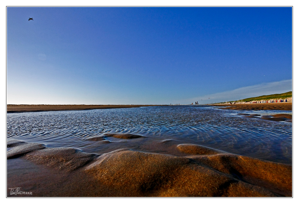 op het strand