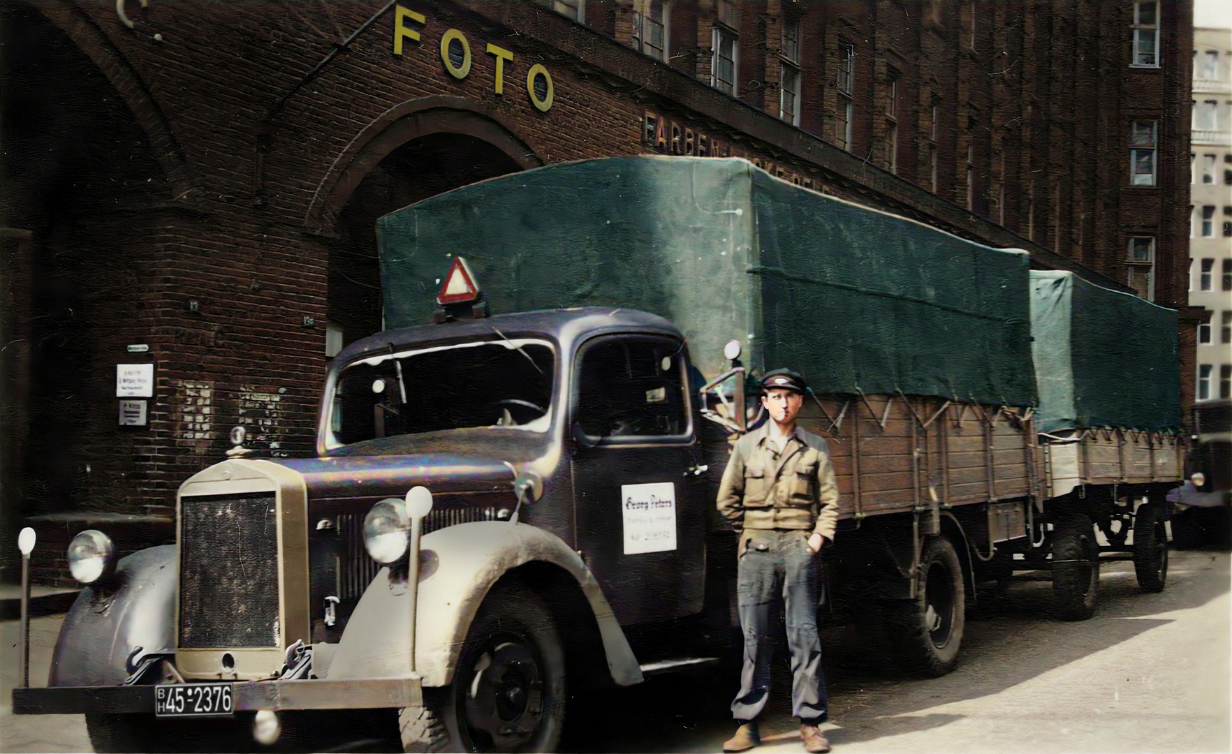 Opa 1948 vor dem Chile-Haus in Hamburg