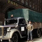 Opa 1948 vor dem Chile-Haus in Hamburg